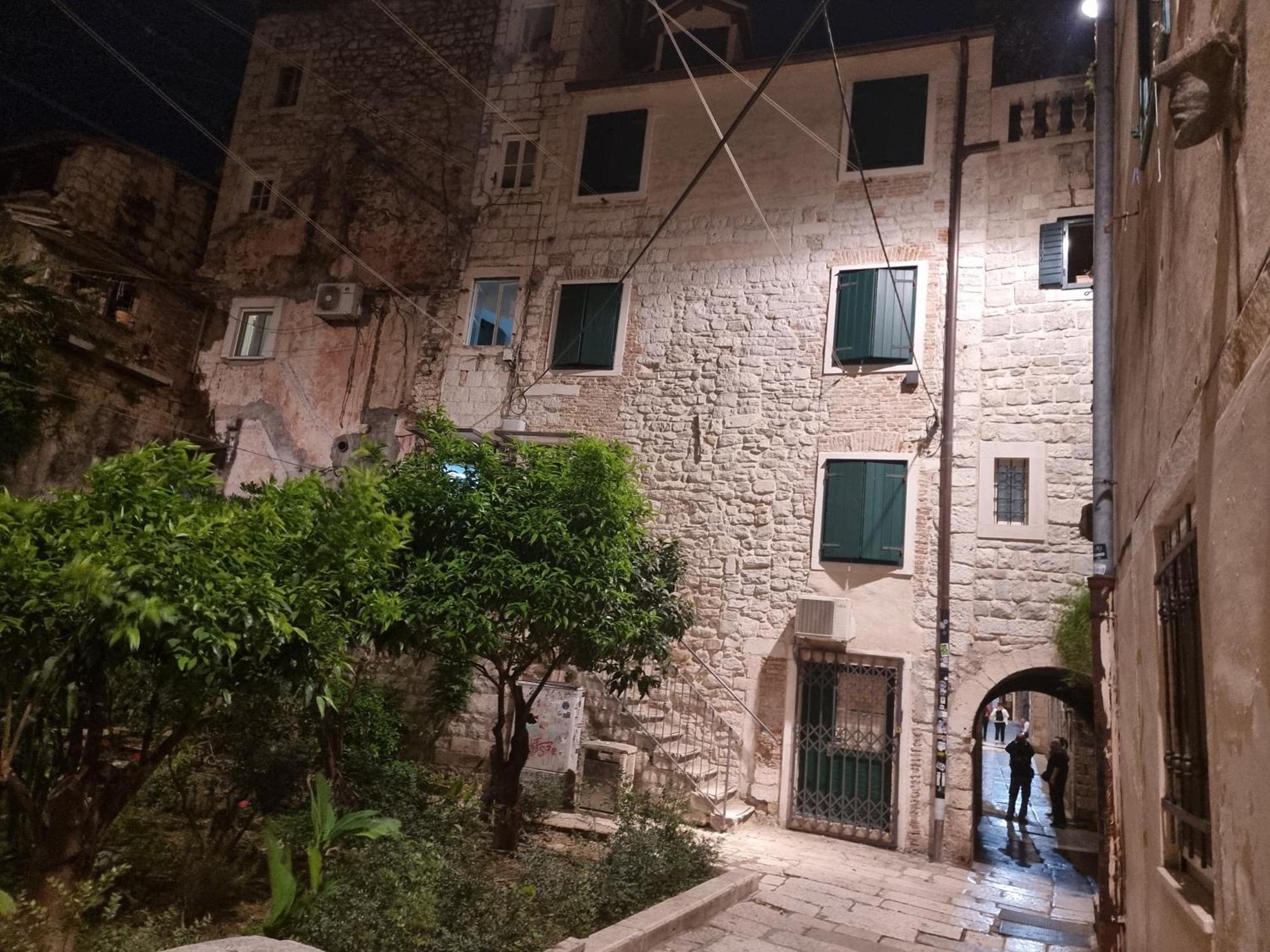 Center Room D16 In The Ancient Roman Palace 斯普利特 外观 照片